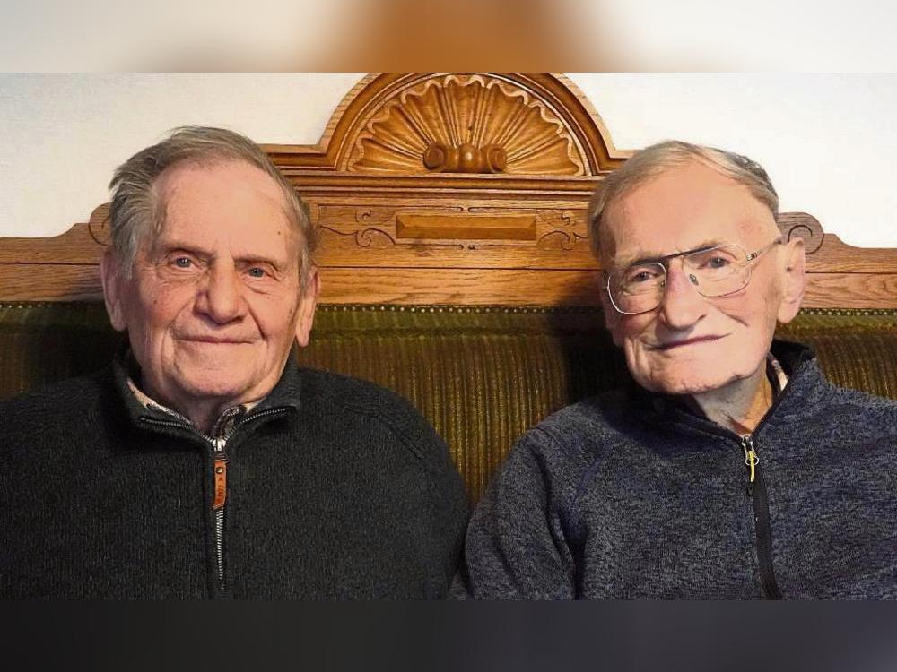 Zeitzeugen: Kurt Kowatz (90) und Norbert Bömer-Schulte (95) erinnern sich noch genau an die enge Abstimmung – zehn Stimmen für Lippstadt, neun für Lippetal. Foto: Vielberg