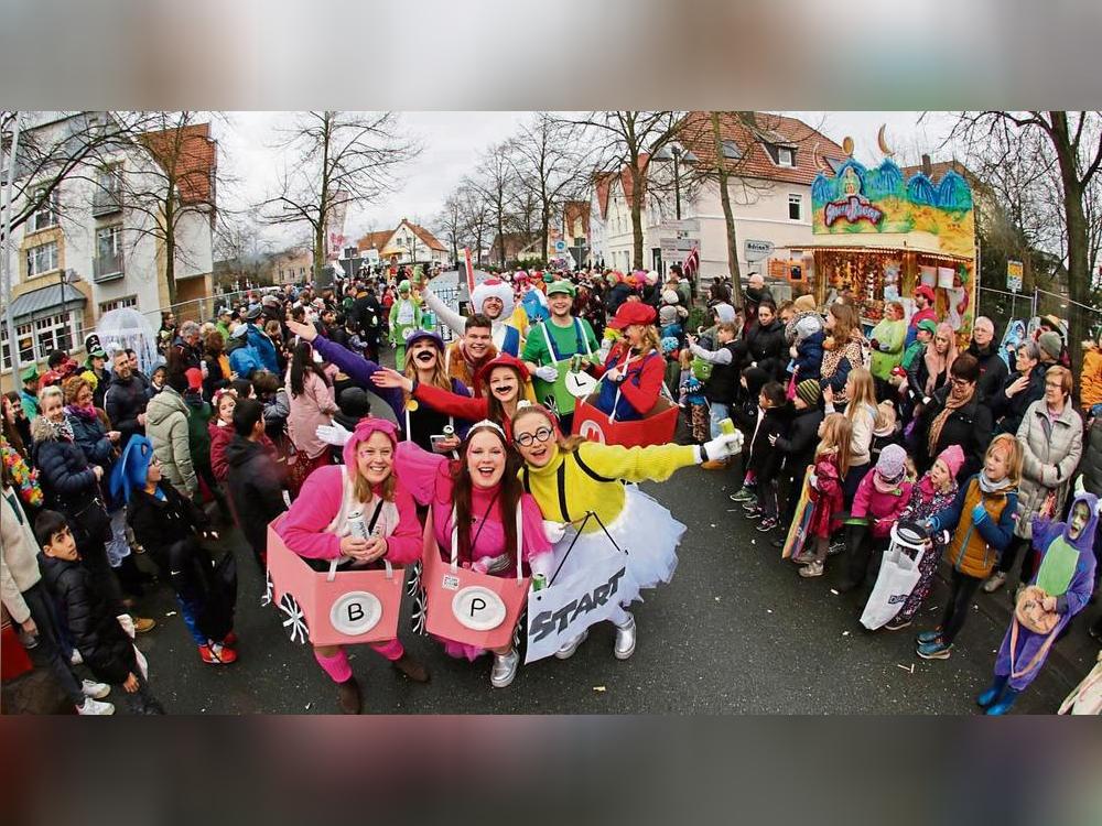 Feiern, aber sicher! Letztes Jahr verwandelten tausende Jecken die Rietberger Altstadt in eine bunte Partyzone – dieses Jahr soll ein verschärftes Sicherheitskonzept für unbeschwerten Karnevalsspaß sorgen. Foto: Winkelmann