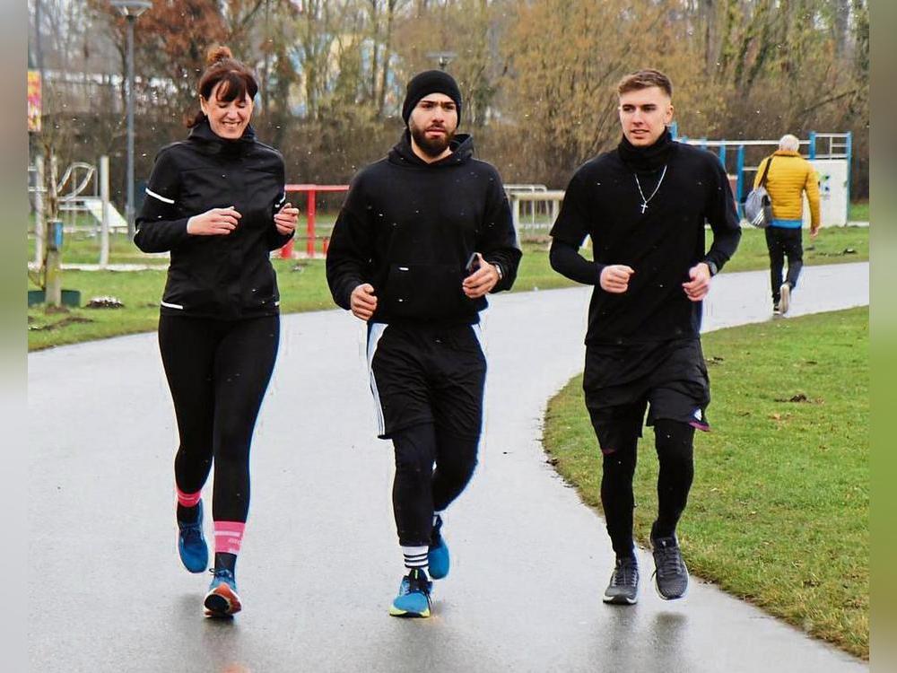 Interview im Lauftempo: Kamal Guliyev (M.) und Artur Götz (r.) gründen in Lippstadt einen Laufclub: „Run n’ Sip“ – mit Carolin Cegelski gab’s den Testlauf. Foto: Wapelhorst