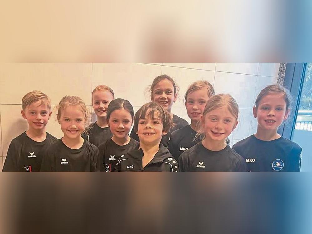 Machten mit guten Leistungen in Herford auf sich aufmerksam (v.l.): Jannes Kappel, Emilia Bartmeier, Mia Militzer, Carla Vorderstraße, Franz Werner, Sofia Tassis, Maia Kappel, Leni Thomas und Nora Lefting von der Schwimmabteilung von Teutonia Lippstadt.