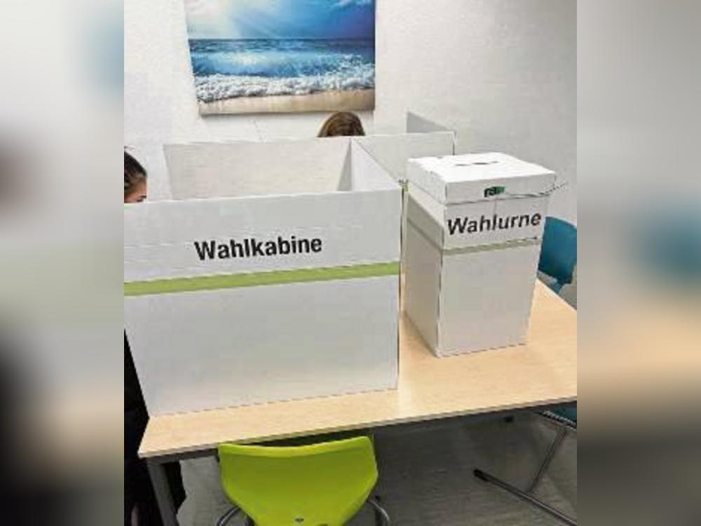 Wahlkabinen und -urnen durften bei der Simulation natürlich nicht fehlen.