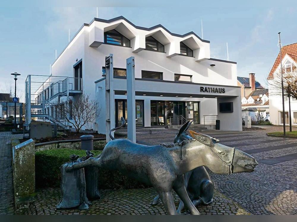 Frisch saniert erstrahlt das Rüthener Rathaus am Marktplatz in neuem Glanz. Foto: Böthel