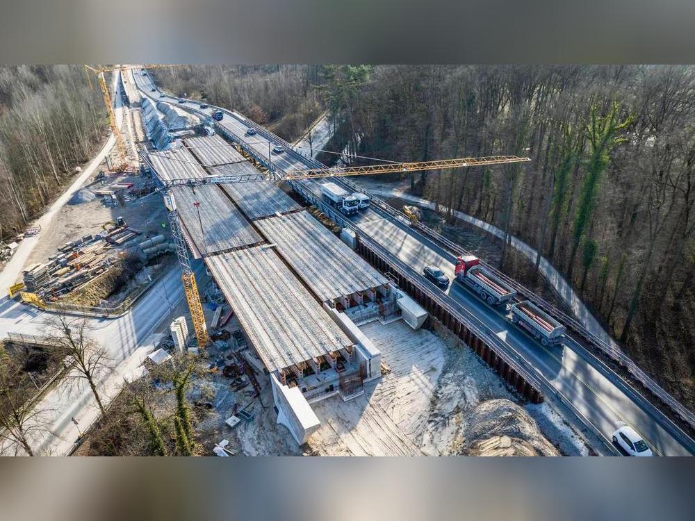 Täglich fahren etwa 18 000 Fahrzeuge über die B55 in Höhe Margaretensee. Weil Fachleute an der alten Brücke (Baujahr 1959) gravierende Tragfähigkeitsdefizite ermittelten, entsteht nun ein über hundert Meter langes „Dreifeldbauwerk“ mit Tiefgründung auf Großbohrpfählen. Seit Februar 2024 rollt der Verkehr über eine Behelfsbrücke. Foto: Eickhoff