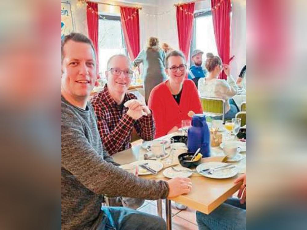 Top-Stimmung beim Kompanieschießen: Das Königspaar Daniel und Nadine Peters (2. und 3. von links) umrahmt von Königsoffizier Raphael Scheibler (l.) mit Ehefrau Julia (r.).