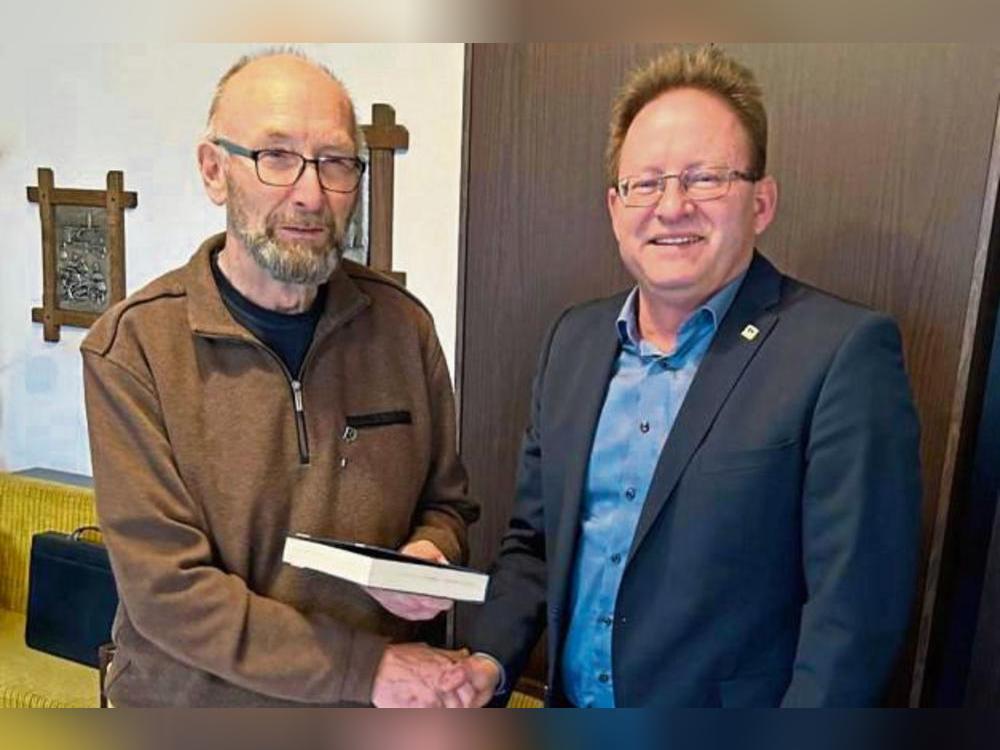 Ausgezeichneter Briefmarkensammler: Heinrich Schorlemer (l.) erhielt von Thomas Klages die silberne Verdienstnadel.