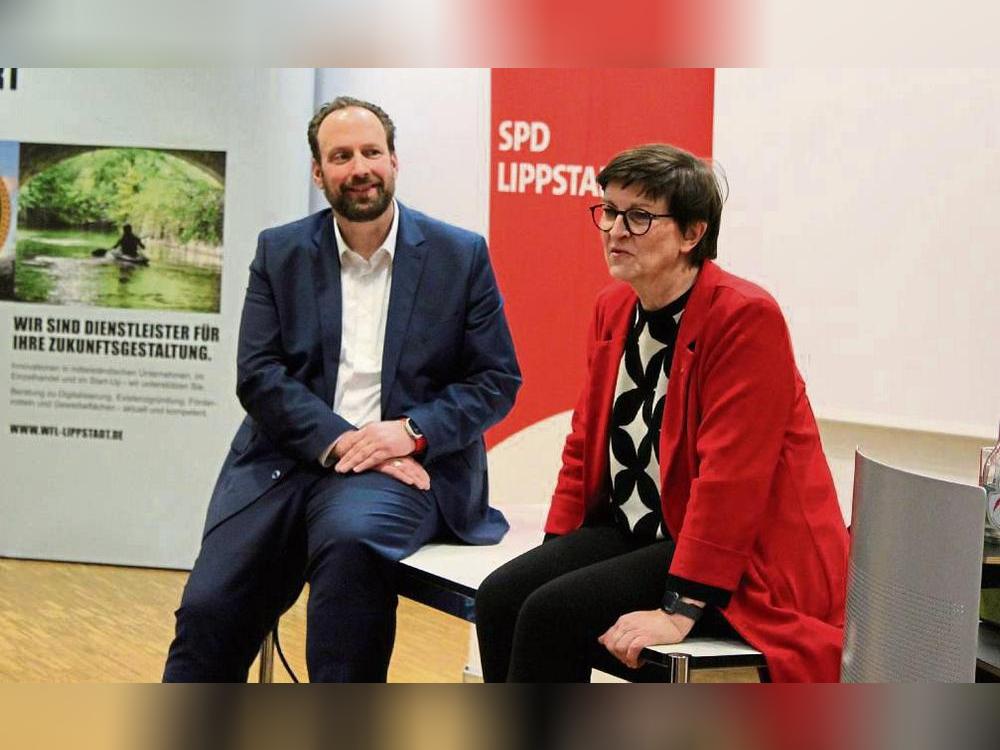 SPD-Bundesvorsitzende Saskia Esken machte bei ihrer Wahlkampf-Tour Halt in Lippstadt. Mit Vertretern der Sozialverbände sprach sie unter anderem über Bildungspolitik. Foto: Mintert