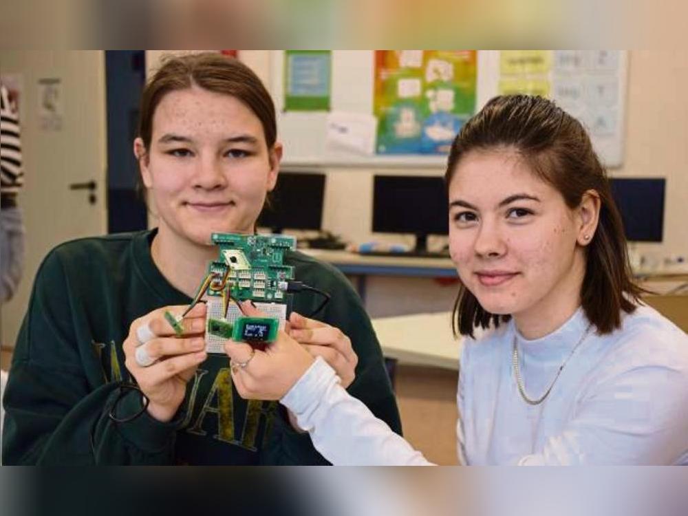 Die Zehntklässlerinnen Tessa und Celine haben den technischen Kasten gebaut, mit dem sie Temperatur, Luftdruck und Feinstaub in der Schule gemessen haben. Foto: Kossack