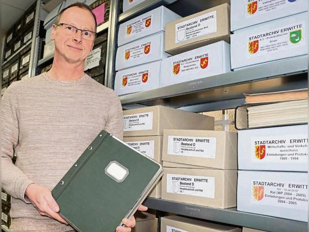 Martin Thannheiser bewahrt die Geschichte des Amtes Erwitte. Auf sieben Regalmetern lagern im Stadtarchiv etwa 300 Protokollbücher. Fotos: Dietz