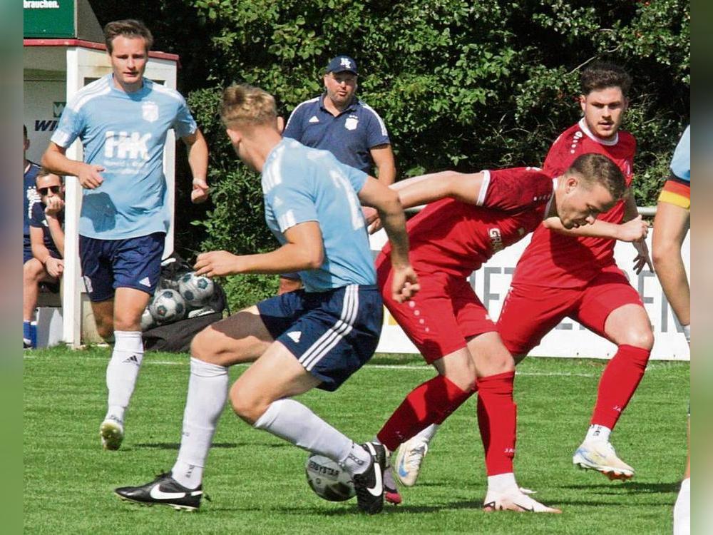 Ein Schönheitspreis wird am Sonntag sicherlich nicht vergeben, wenn sich im Kellerduell der Bezirksliga der FC Mönninghausen (in Blau) und RW Mastholte (Rot) gegenüberstehen. RWM gewann das Hinspiel mit 4:1. Foto: Schlink