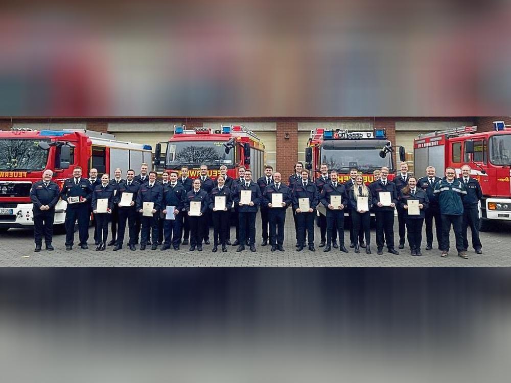 Zum ersten Mal in Uniform haben jetzt die frischgebackenen Feuerwehrleute in Erwitte posiert.