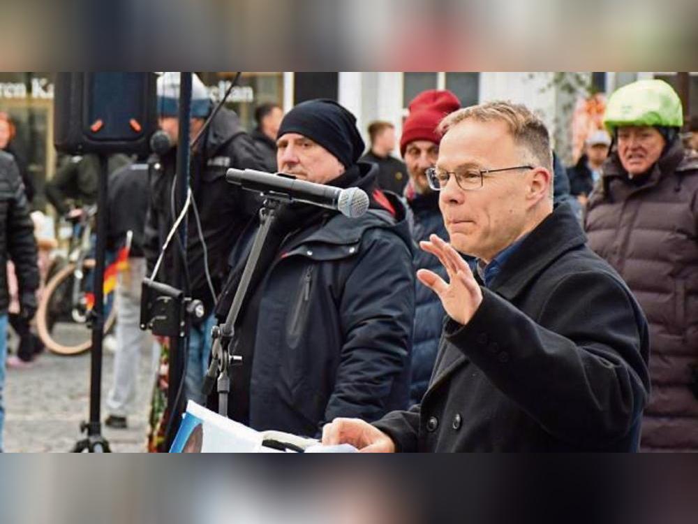 Erst auf der AfD-Kundgebung, dann auch online: Landtagsabgeordneter pöbelt gegen „Omas gegen Rechts“. Foto: Kossack