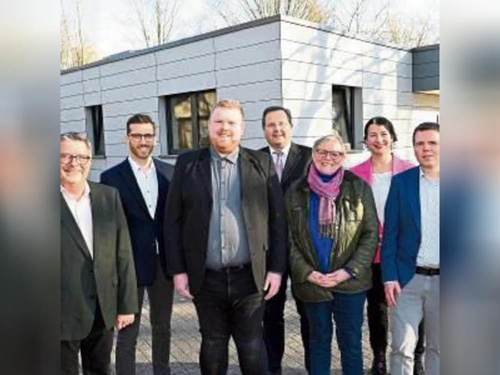 Feierlich eröffnet: Das neue Medienzentrum des Kreises liegt mitten im Soester Schulzentrum. Darüber freuen sich (v.r.) Sascha Cornesse, Mayela Hiltenkamp, Karin Adamczewski, Dezernent Sascha Kudella, Nicolas Rolf Hüwel, Jan Schulze Vaersthausen und Abteilungsleiter Mirko Hein. Foto: Kalle/Kreis