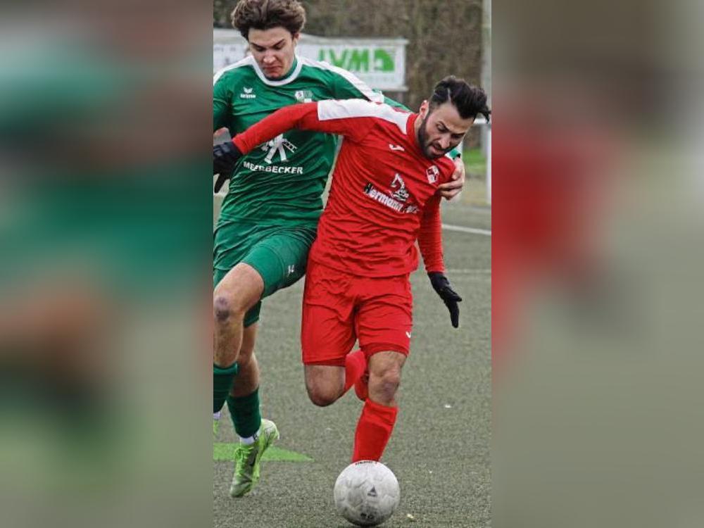 Nach dem 2:1-Auftaktsieg gegen Spexard wollen die Kicker von GW Langenberg-Benteler (grüne Trikots) nachlegen. Es geht nach Clarholz. Foto: Schlink