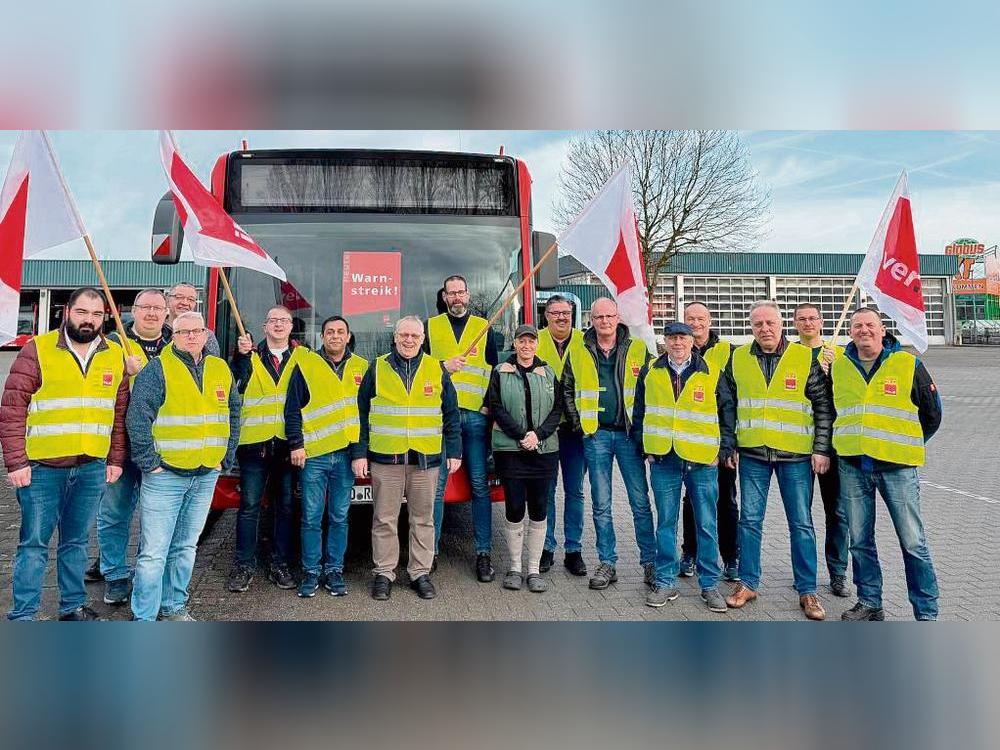 Die RLG-Beschäftigten – im Bild ist ein Teil der Fahrer an der Niederlassung in Lippstadt – traten am Freitag in den Warnstreik.