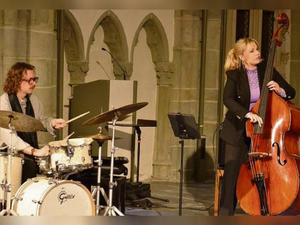 Die mit dem WDR-Jazzpreis ausgezeichnete Lippstädter Kontrabassistin Caris Hermes mit Drummer Lukas Joachim beim Jazzclub-Konzert in der Jakobikirche. Foto: Gröbing