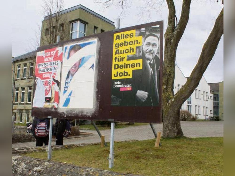 Zerfetzt ist das AfD-Wahlplakat einen Tag nach der Bundestagswahl. Die in Teilen rechtsextreme Partei holte in Anröchte 22,4 Prozent der Zweitstimmen. Foto: Meschede