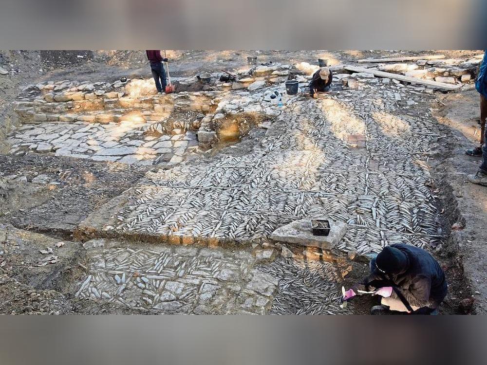 Für die Archäologen sind die Befunde auf dem Stiftsgelände (hier das gefundene Pflaster) einmalig und etwas Besonderes. Den Bürgermeister lassen die Ergebnisse eher kalt. Archivfoto: Kossack