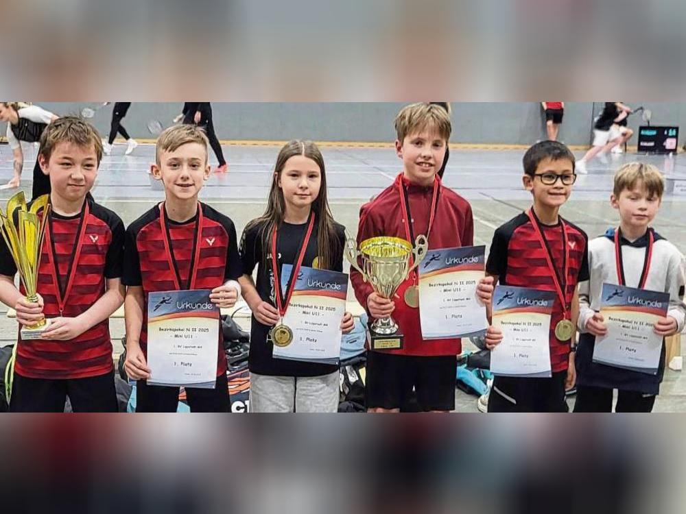 So sehen Sieger aus (v.l.): Felix Czoske, Noah Matis, Nicolina Kuchenbäcker, Noah Winkelnkemper, Simon Kern und Nikolaus Kuchenbäcker sind ein starkes Badminton-Team.