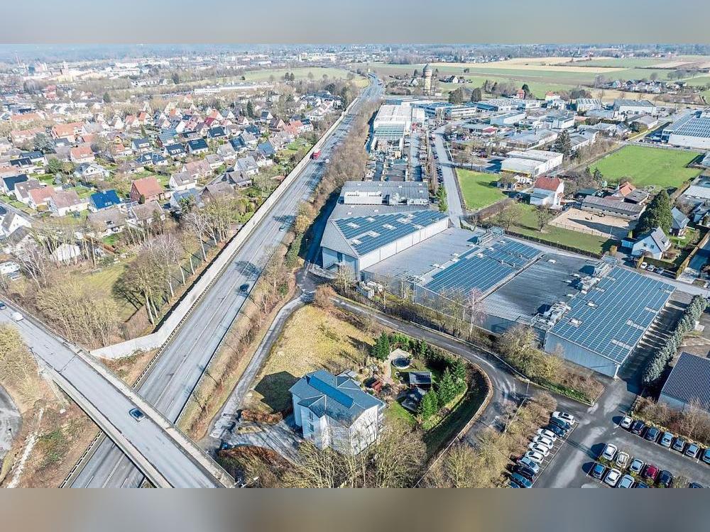 Zwischen Orchideen Hark (große Hallen, rechts), der B55 (daneben, links) und der Westernkötter Straße (unten, links) sowie dem angrenzenden Wohnhaus ist eine dreieckige Gewerbefläche zu ersteigern. Foto: Eickhoff