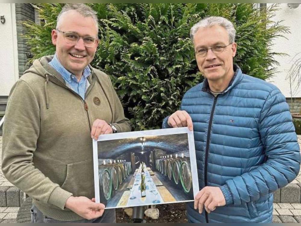 Die Ortsvorsteher Thomas Gerwin (l.) und Olaf Reen haben für Ende März eine Weinverkostung organisiert.