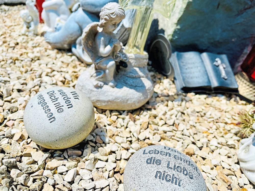 Dreiste Diebe haben Grabschmuck von mehreren Gräbern in Menzel gestohlen. Darunter eine Marienstatue. Symbolfoto: Dietz