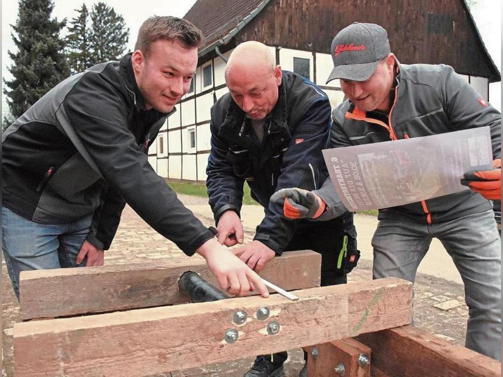 Felix Brülle (v.l.), Bauleiter Olaf Mergenschröder und Christoph Bergkemper arbeiten an einer Überraschung für die Gäste des Traktortreffens Fotos: Giannakis