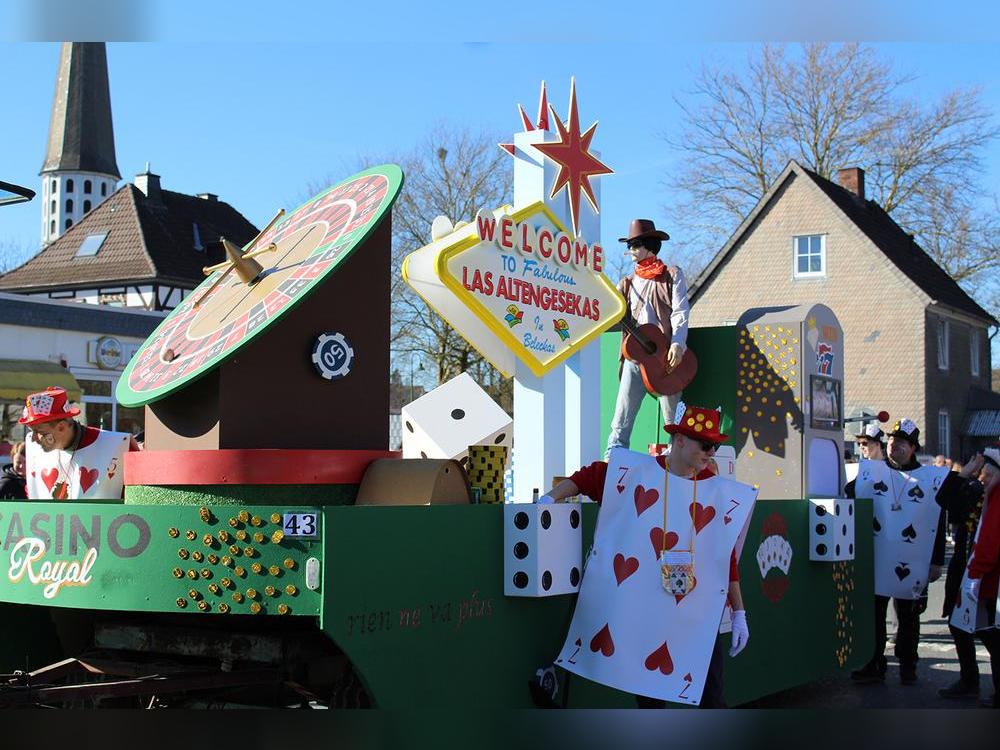 Der "Altengeseke goes to Las Vegas"-Wagen erreichte den ersten Platz in der Kategorie "Bester Wagen". Auch die anderen Plätze sicherten sich Wagenbauer aus Anröchte. Foto: Mintert 