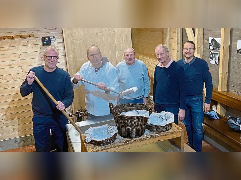 Die Vorsitzenden beim Salzauszug mit ein paar Söddern: v.l. Jürgen Kemper (2. Vorsitzender), Frank Rolfs, Wilhelm Hinsken, Hans-Jürgen Sellmann und Andreas Stillecke (1. Vorsitzender).