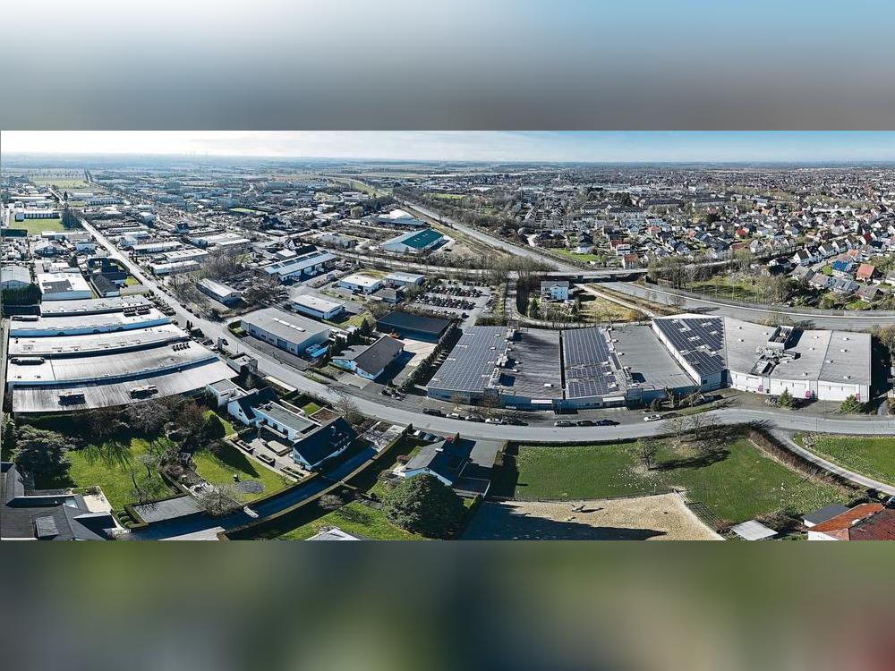 Im Lippstädter Gewerbegebiet am Wasserturm nutzt Orchideen Hark hochwertige Hallen mit Laboren unter sterilen Bedingungen – teils ein-, teils zweigeschossig. Was mit den Hallen an der Windmüllerstraße – hier im Weitwinkel-Luftbild – passieren könnte, sei unklar und aktuell sekundär, so das Unternehmen. Auf die von Hark gebaute und von Pari-Aktiv betriebene Kita am Wasserturm soll der Stellenabbau keinen Einfluss haben. Foto: Eickhoff