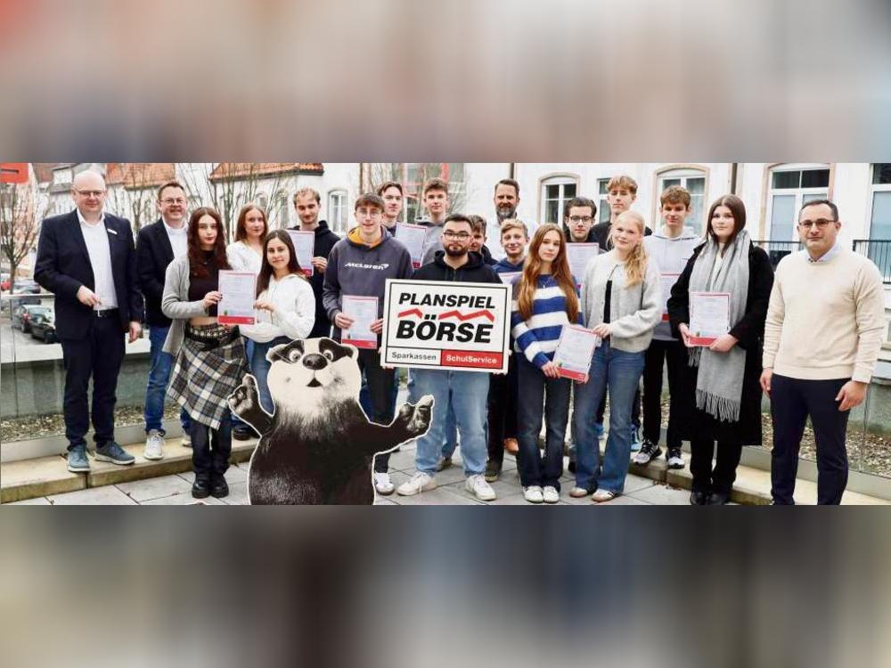 Jubel mit dem Dachs: Michael Arens (l.) überreichte Lippstädter Gruppen reale Preisgelder.