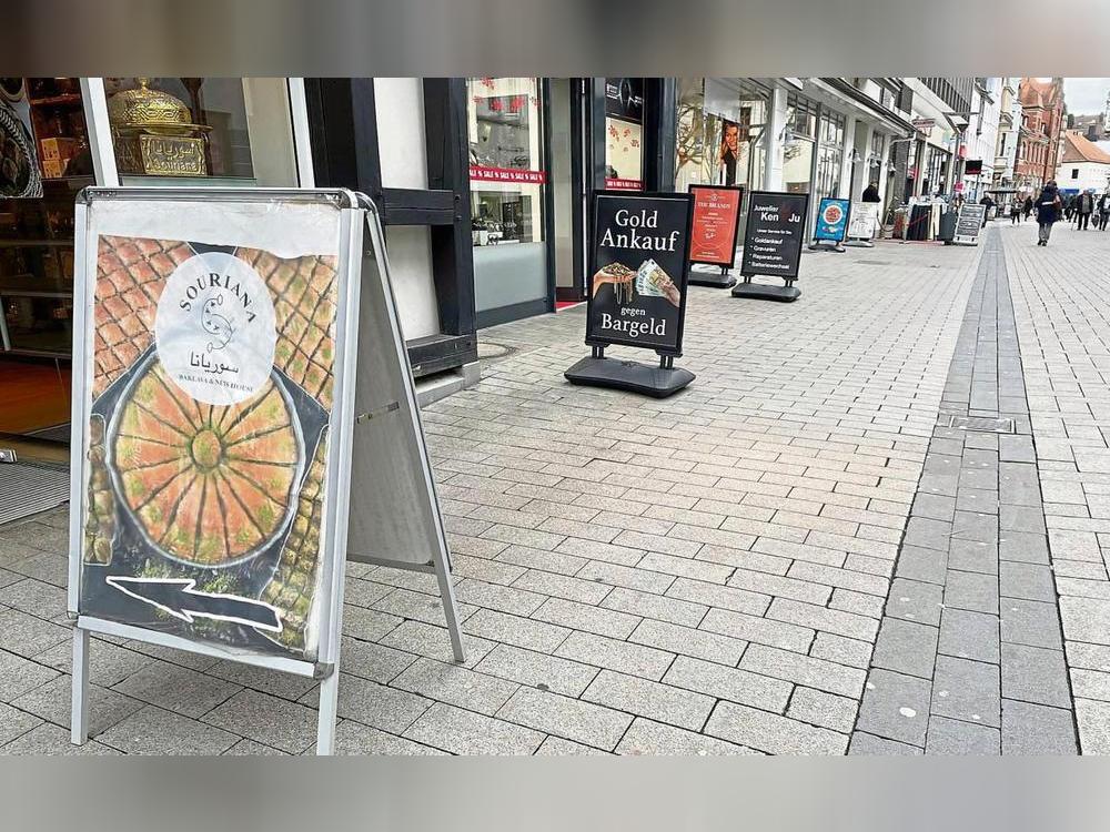 Kaum ein Geschäft in der Langen Straße verzichtet auf das Aufstellen von Kundenstoppern. Foto: Rückert