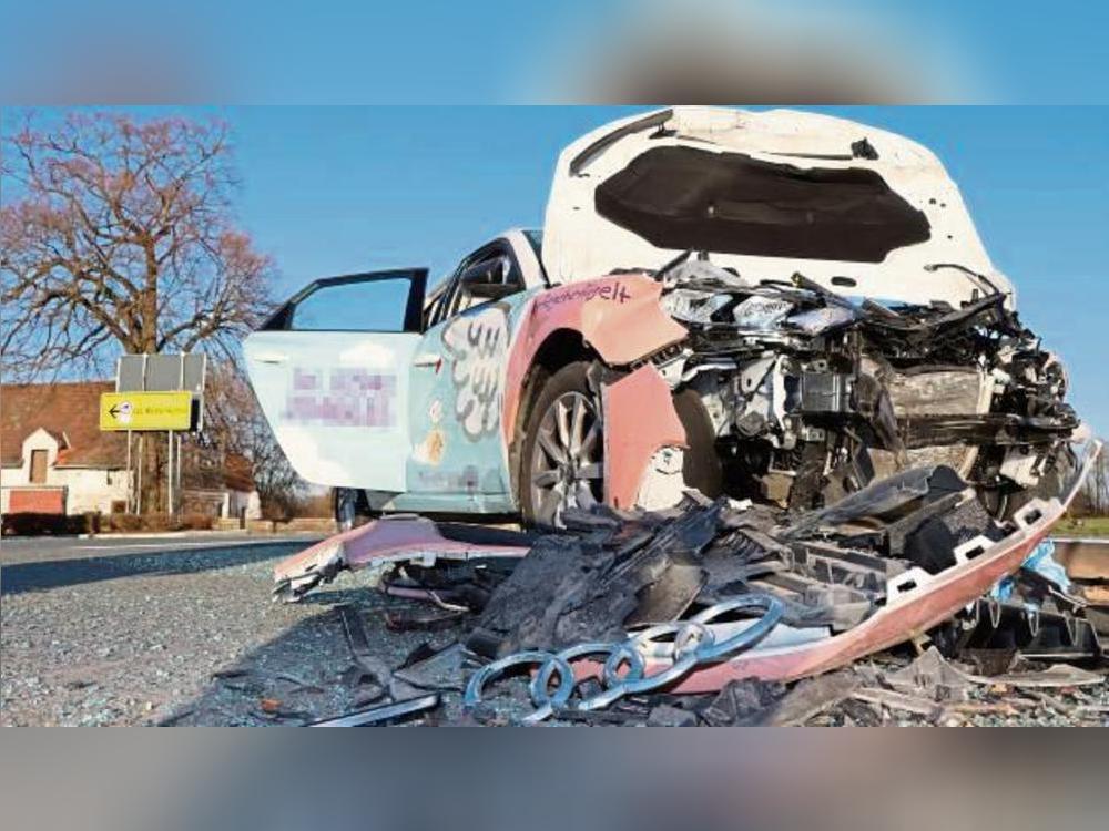 Das Auto der 28-Jährigen dürfte ein Totalschaden sein, die Fahrerin selbst blieb unverletzt. Die B1 war kurzzeitig gesperrt. Foto: Dietz