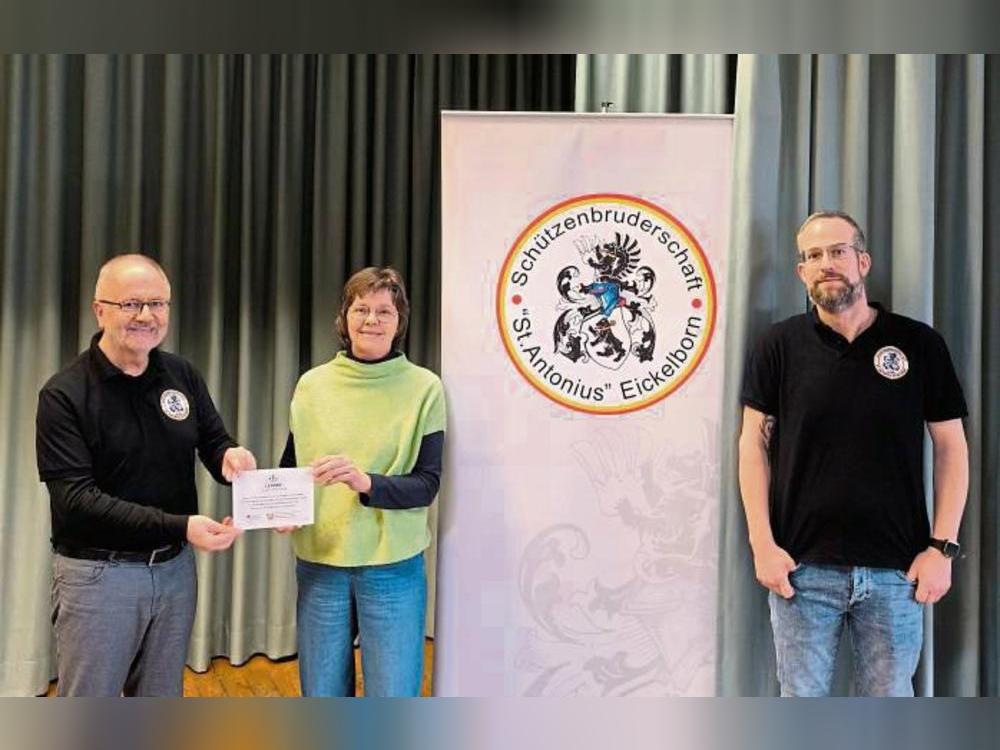 Birgit Blanke vom Leader-Büro Lippe-Möhnesee überreichte die Projektplakette an Oberst Ulrich Köster und Oberstleutnant Franz Biermann (r.).