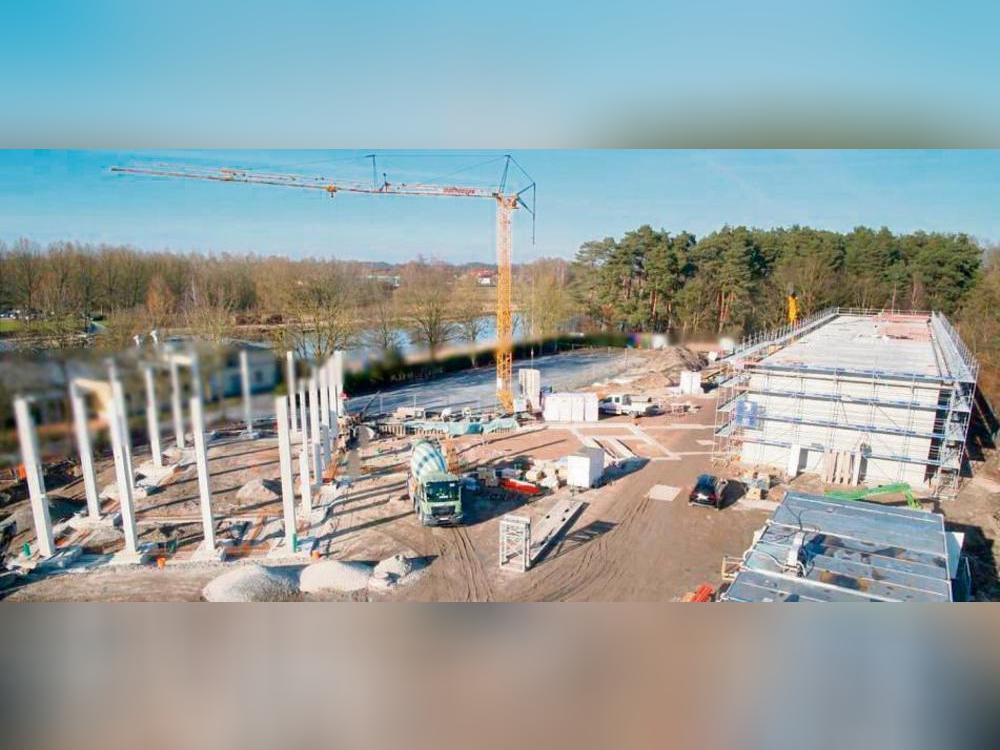 Der Neuland-Campus wird an den Teichwiesen gebaut. Trotz Grundwasser-Abpumpen und (erwarteten) Torflinsen ist das Projekt, das mit einer zweistelligen Millionensumme kalkuliert wird, aktuell im Zeit- und Kostenplan. Foto: Goldbeck