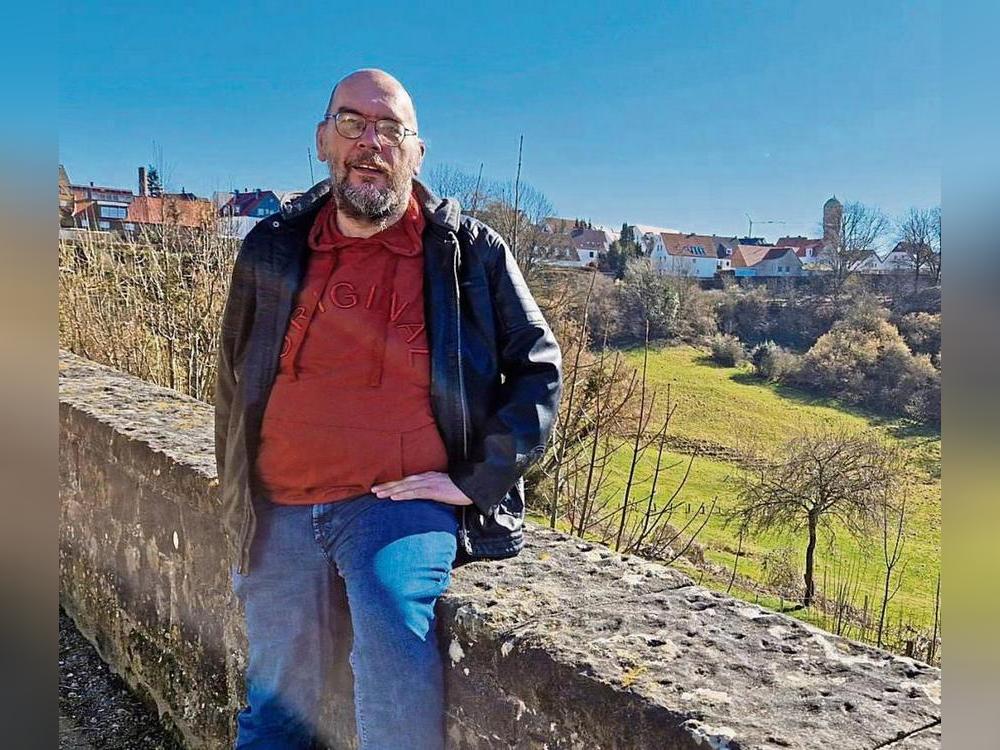 Auf der Stadtmauer hinter seinem Elternhaus schwelgt Frank Gockel in Erinnerungen. Foto: Stallmeister