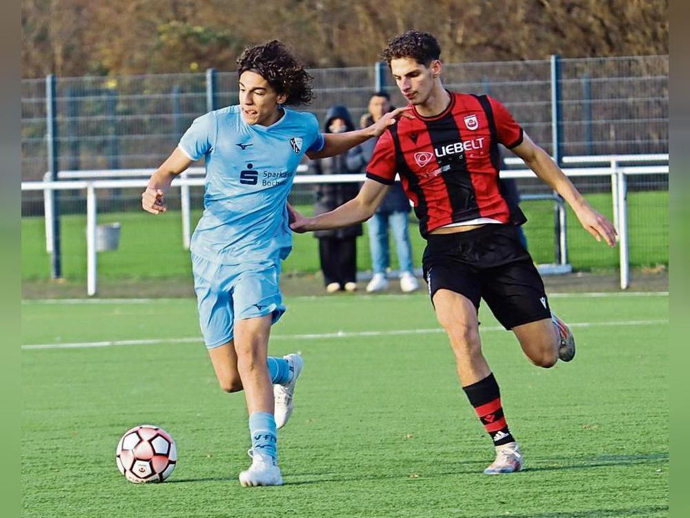 Nicht entwischen lassen will die B-Jugend des SV (in Schwarz-Rot) am Sonntag den Spitzenreiter Borussia Dortmund. Dafür benötigt man allerdings eine Topleistung. Foto: Feichtinger