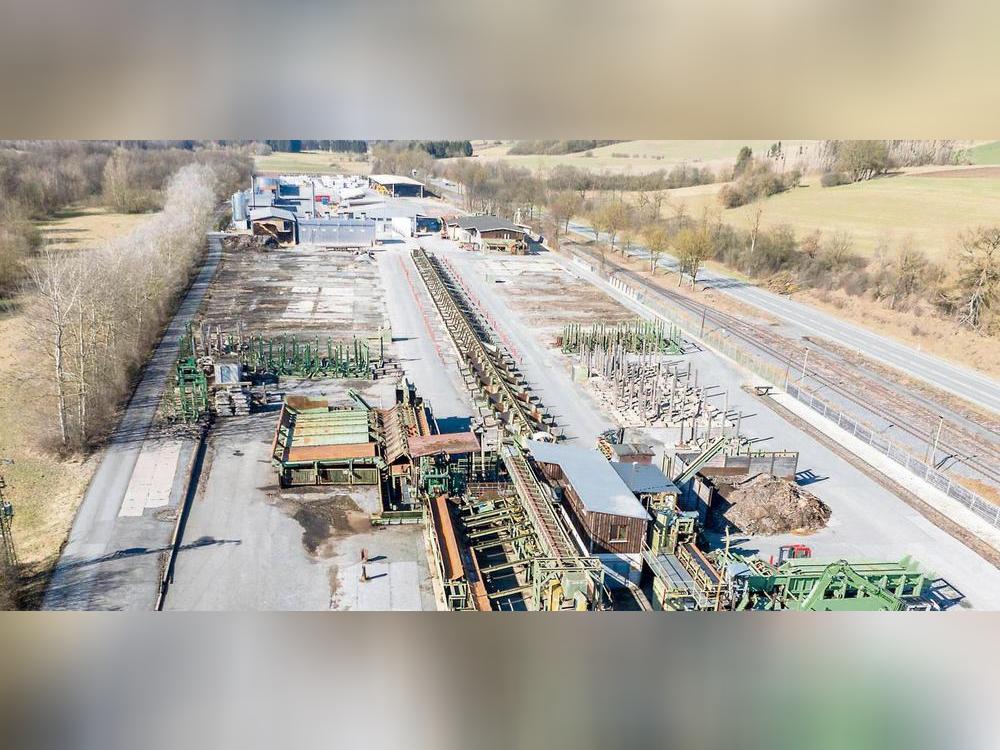 Über mehrere hundert Meter erstreckt sich das Gelände der Ernst Fisch Holzindustrie an der B516 (rechts im Bild) von Rüthen nach Belecke. Die Anlage auf dem Rundholzplatz wird künftig nicht mehr gebraucht und soll demontiert werden. Foto: Eickhoff