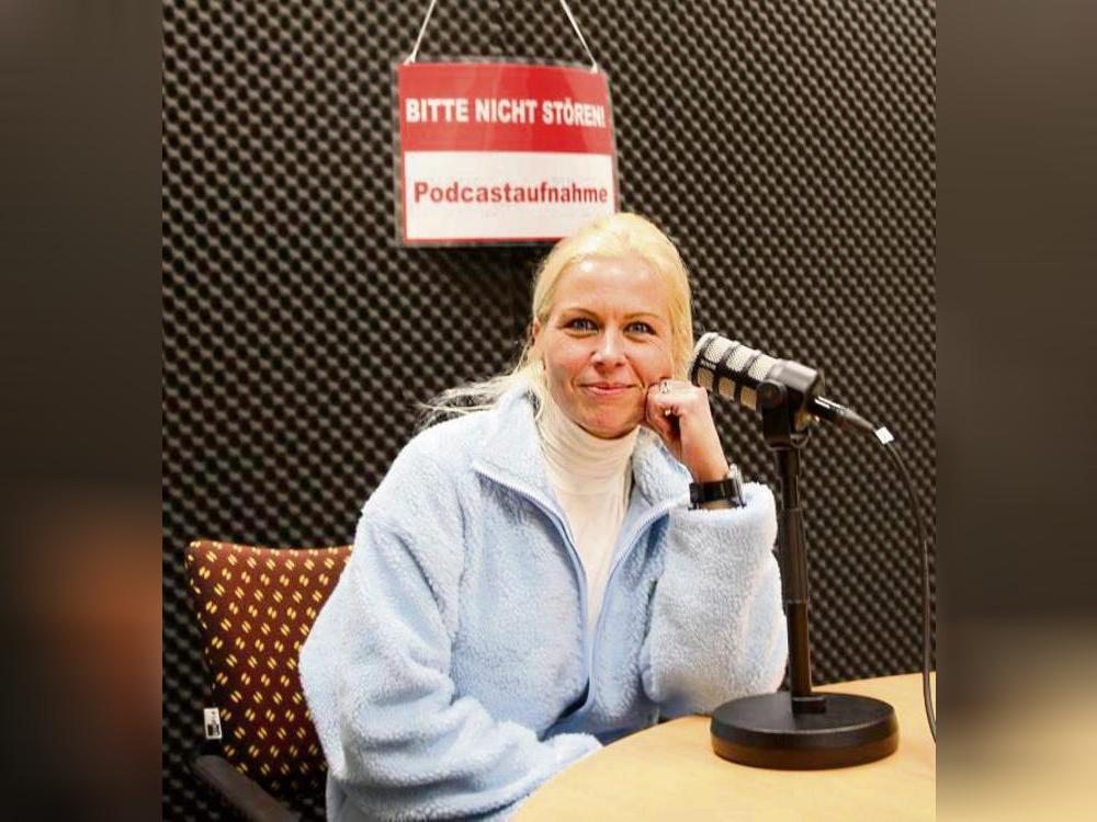 Streetworkerin Miriam Liedmeier im Patriot-Podcast-Studio: In der neuen Folge spricht sie über die Situation von Wohnungs- und Obdachlosen in Lippstadt. Foto: Puls