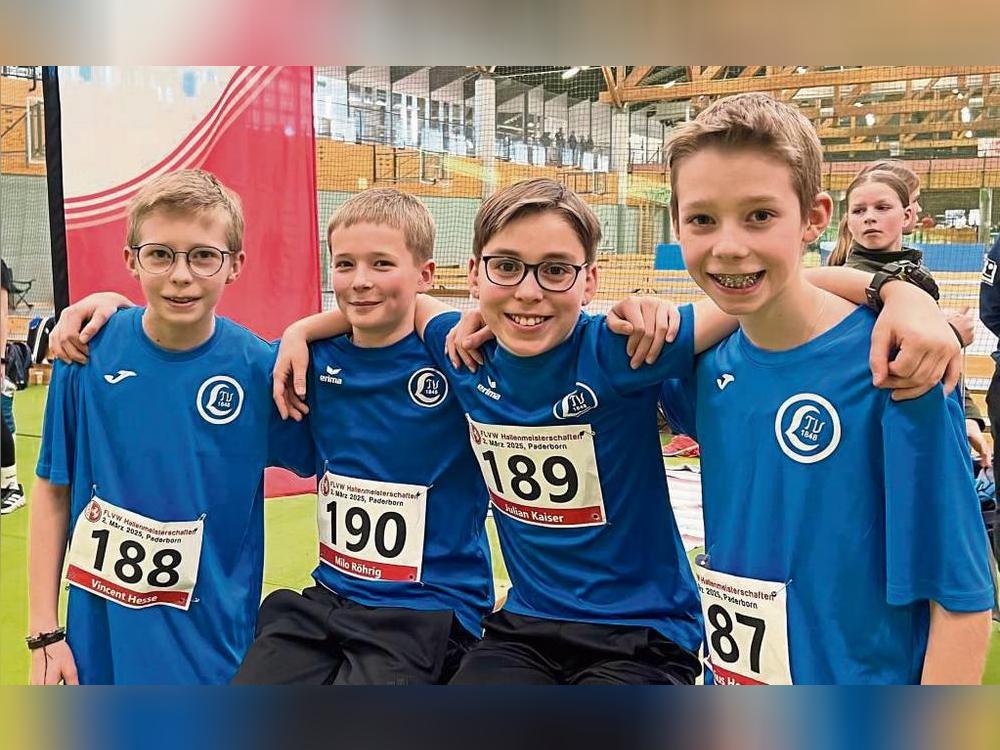 Gute Laune im Lager des LTV Lippstadt, der bei den U14-Hallenmeisterschaften in Paderborn (v.l.) Vincent Hesse, Milo Röhrig, Julian Kaiser und Julius Hesse ins Rennen schickte. Gleich als zweifacher Westfalenmeister kehrte am Ende Julius Hesse nach Lippstadt zuück.