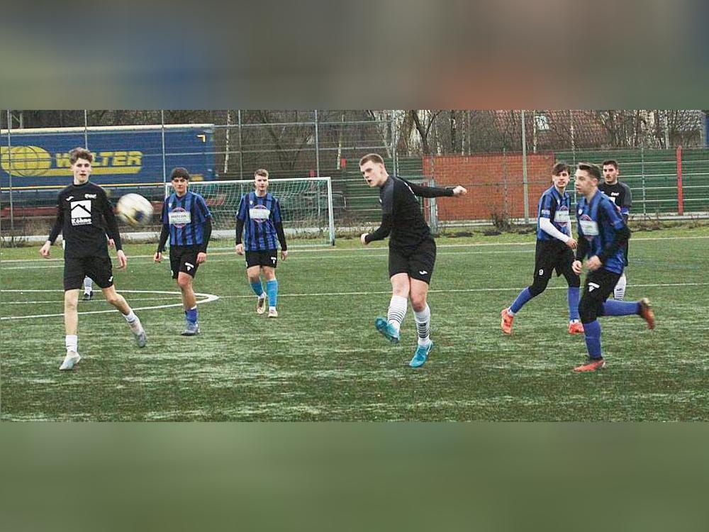 Auf das Topspiel beim SC Lippstadt stimmte sich die A-Jugend der JSG Rüthen (in Schwarz) mit einem 7:0-Kantersieg bei der JSG Ehringhausen (in Schwarz-Blau) ein, die am Samstag bei der JSG Hörste-Garfeln zu Gast ist. Foto: Dannhausen