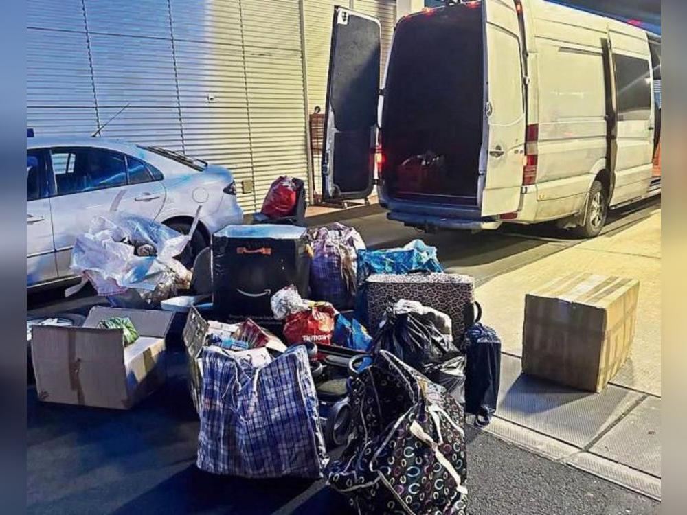 Die mitgeführten Waren wurden zuerst aus dem Kleintransporter ausgeladen, um diese besser kontrollieren zu können. Foto: Hauptzollamt Bielefeld