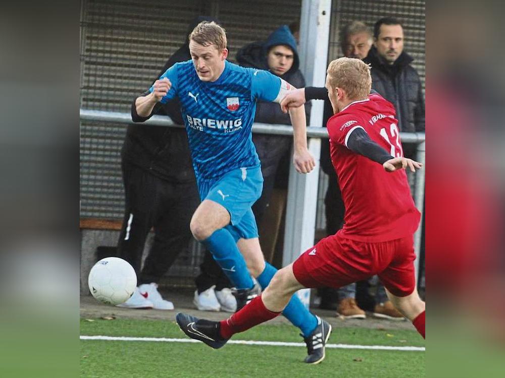 Will endlich einen Derbysieg: Germania Esbeck (in Rot) empfängt BW Rixbeck-Dedinghausen. Der TuS Lipperode (in Blau) ist beim SC Lippstadt gefordert. Foto: Brand