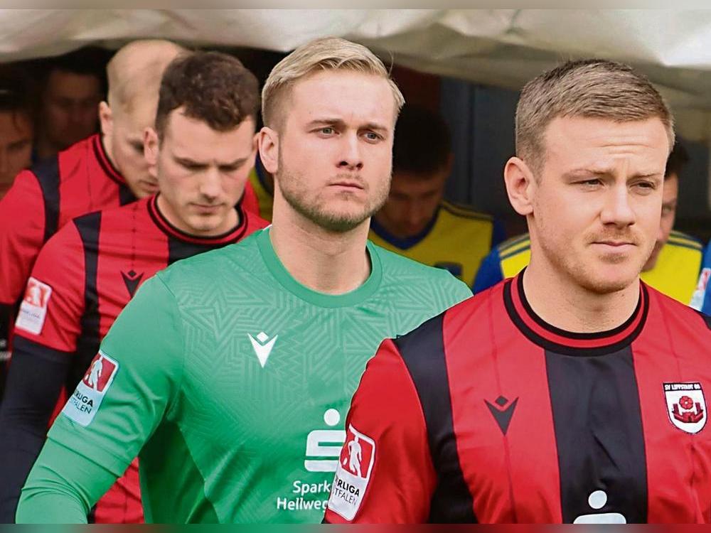 Ein bärenstarker Beermann hielt am Mittwoch den 1:0-Sieg gegen Wattenscheid fest. Wenn der Torhüter des SV Lippstadt am Sonntag in Verl an diese starke Form anknüpfen kann, sollten sich die Schwarz-Roten keine großen Sorgen machen. Rechts im Bild Kapitän Gerrit Kaiser, links Janik Steringer, der seine Gelbsperre abgesessen hat. Foto: Lütkehaus