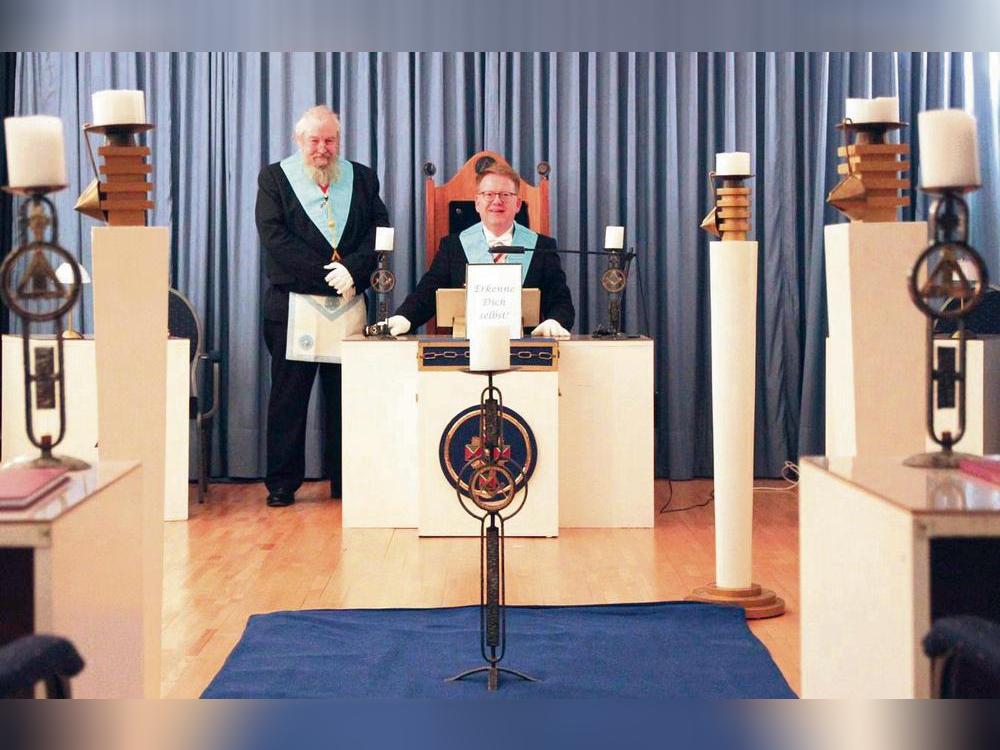 Wilfried Krumtünger (r., Meister vom Stuhl) und Dr. Michael Schenk (Zugeordneter Stuhlmeister) gewähren dem Patriot einen Blick in den so genannten „Tempel“. Auch mit dem Ausbau der Pressearbeit wollen die Logen-Brüder dazu beitragen, dass die Freimaurer in Lippstadt wieder stärker in Erscheinung treten. Foto: Puls