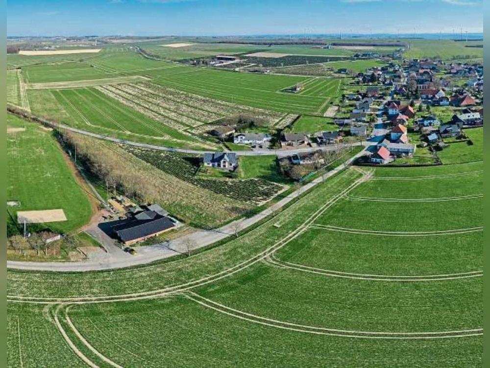 Hier am Sportplatz in Effeln werden bald sechs Eigenheime stehen können. Archivfoto: Eickhoff