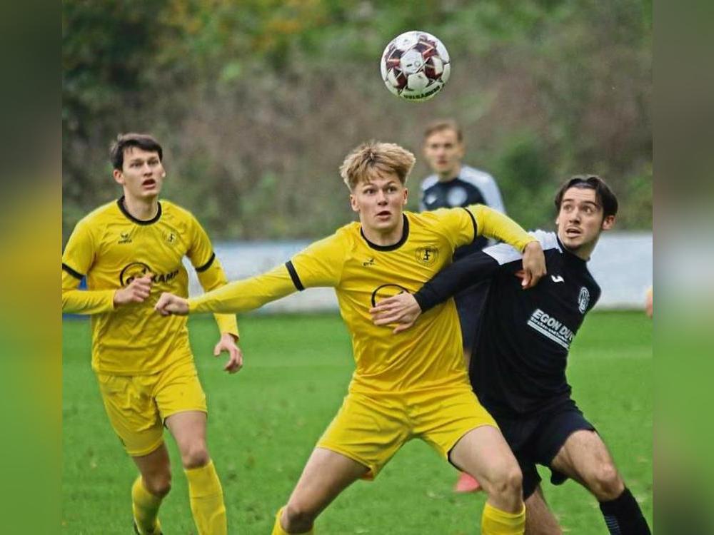 Nicht unterschätzen wollen die SuS-Akteure (in Gelb) den Tabellenletzten FC Altenhof, der Bad Westernkotten schon im Hinspiel Probleme bereitete. Foto: Wiegand