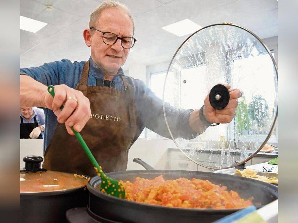 Selbst ist der Mann: Norbert rührt beherzt das Linsen-Kürbis-Curry um. Fotos: Giannakis