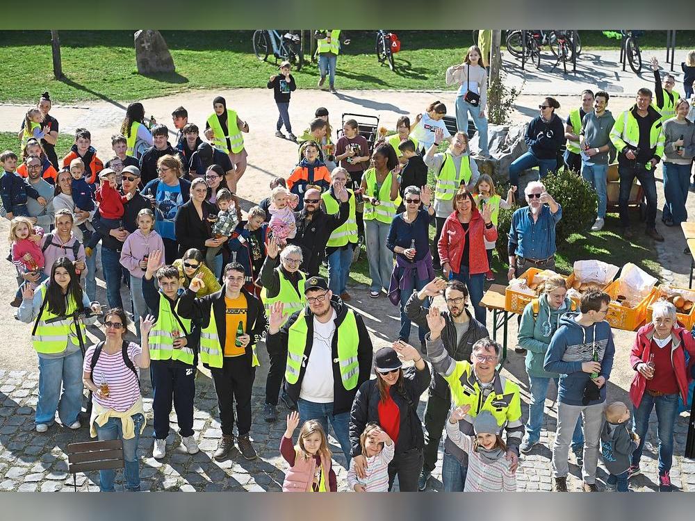 Mit Zangen und Mülltüten gewappnet meldeten sich zahlreiche Helfer zum Müll aufsammeln. Foto: Tuschen