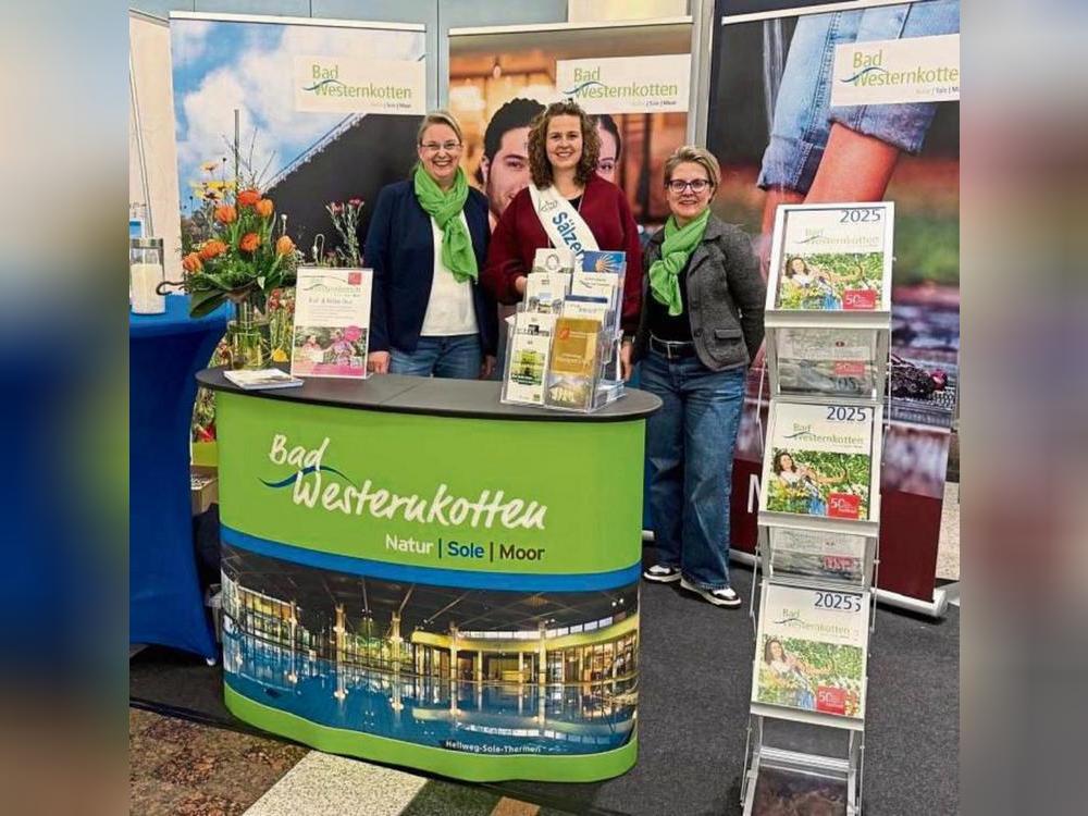 Sälzerkönigin auf Tour: Antje Gerling (M.) unterstützte das Team der Heilbad Westernkotten GmbH im Außenmarketing bei der „Reisewelt 2025“ in den Düsseldorfer Schadow-Arkaden.