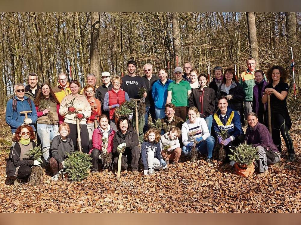 Zum Weltfrauentag forsteten Frauen wieder auf, Unterstützung gab’s von freiwilligen Helfern aus der Region. Fotos: Kloer